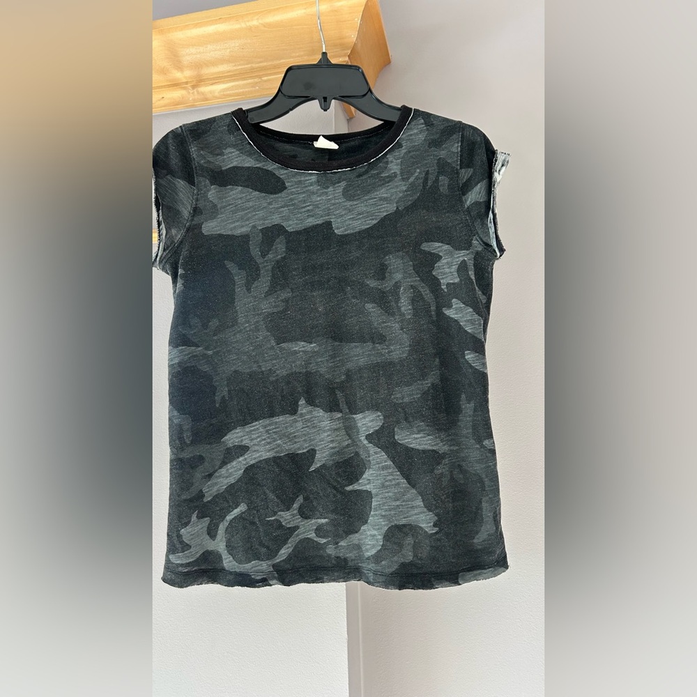 WE THE FREE Free People Women’s Tee Gray Camo Short Sleeve Cuff Frey Hem Small